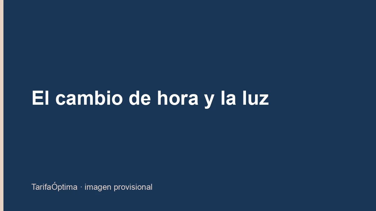 Reloj junto a una ventana al anochecer en una vivienda